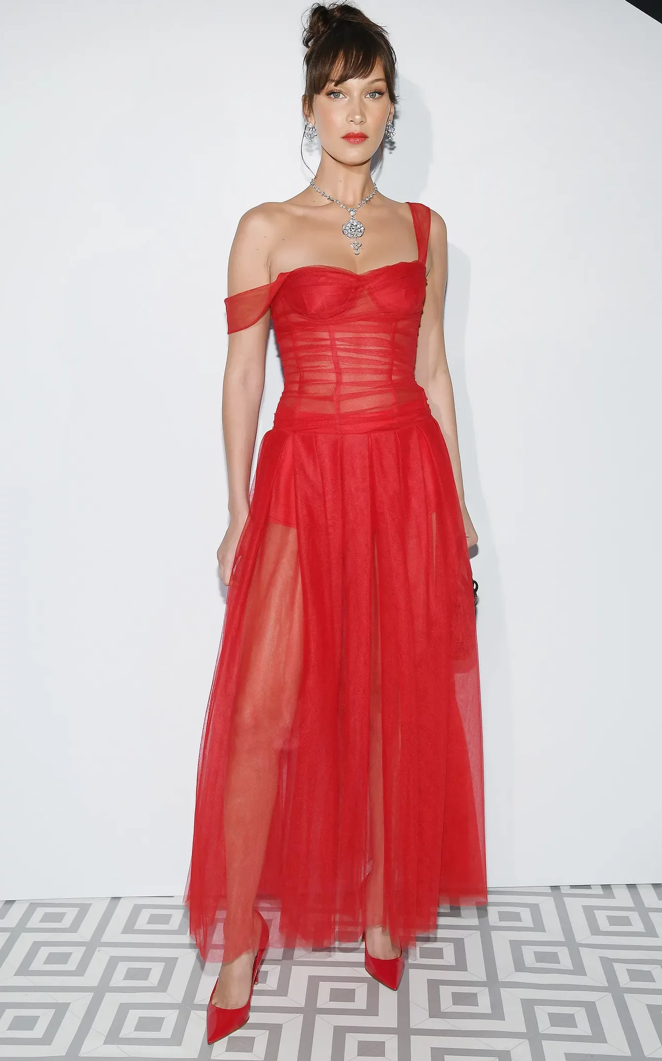 Bella Hadid em vestido Dior vermelho, Cannes 2018.