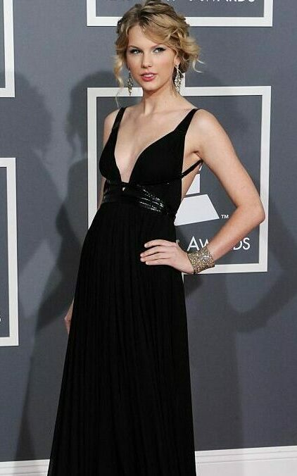 Look da Taylor Swift no Grammy de 2009: vestido com tiras e decote, preto e com detalhe brilhante.