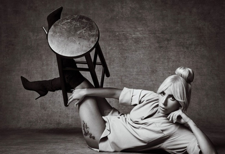 Lady Gaga usa bota Schutz modelo "S-Daiana".