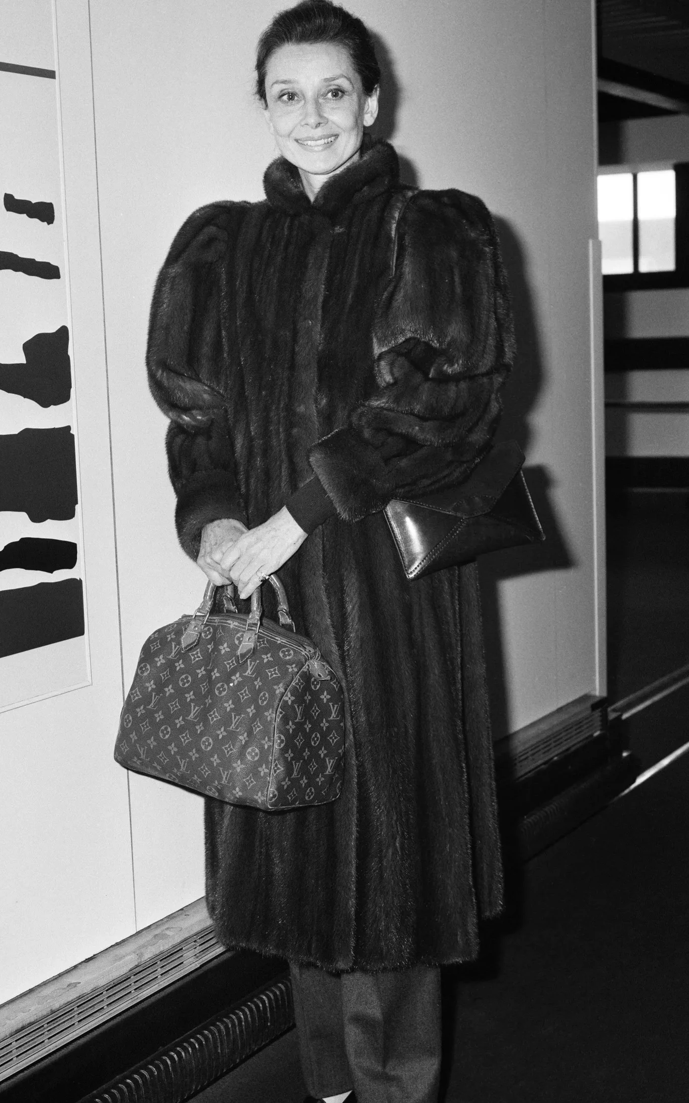 Audrey Hepburn mais velha carregando sua Bolsa Louis Vuitton Speedy 30.