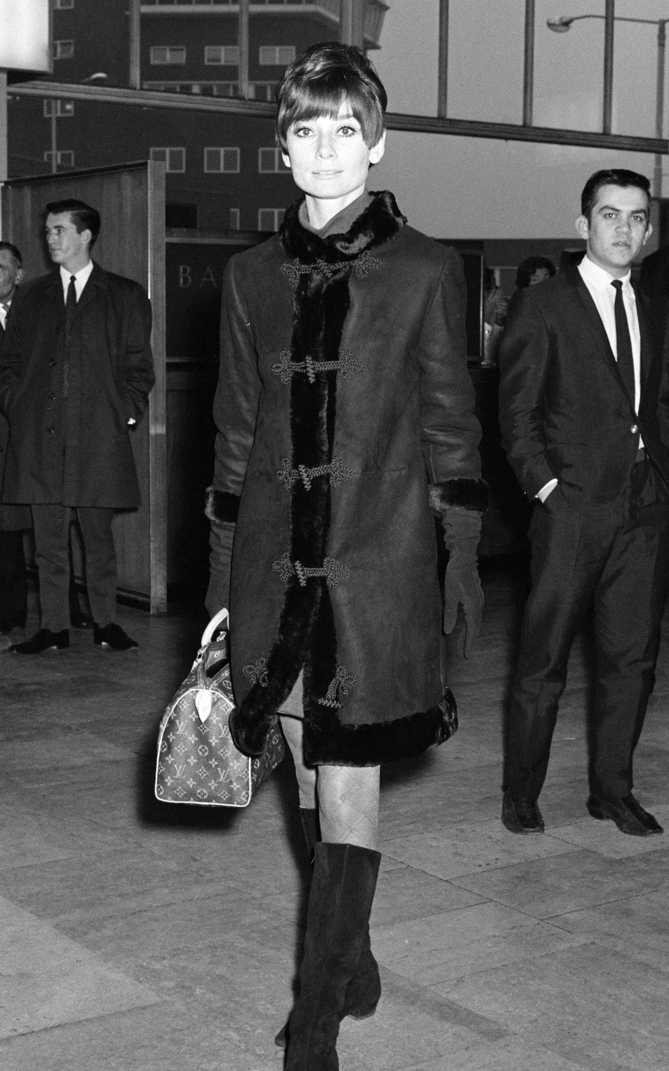 Audrey Hepburn jovem carregando sua Bolsa Louis Vuitton Speedy 30.