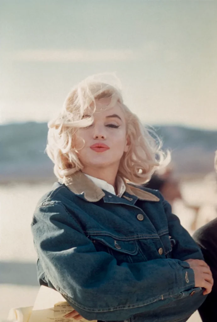 Marilyn Monroe no set do filme "Desajustados", vestindo jaqueta jeans.