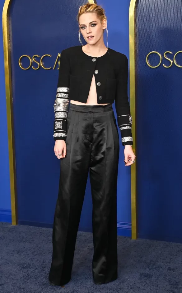 Kristen Stewart usando conjunto casaco e calça Chanel, Oscar 2022.