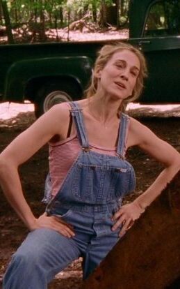 Carrie Bradshaw vestindo jardineira jeans.