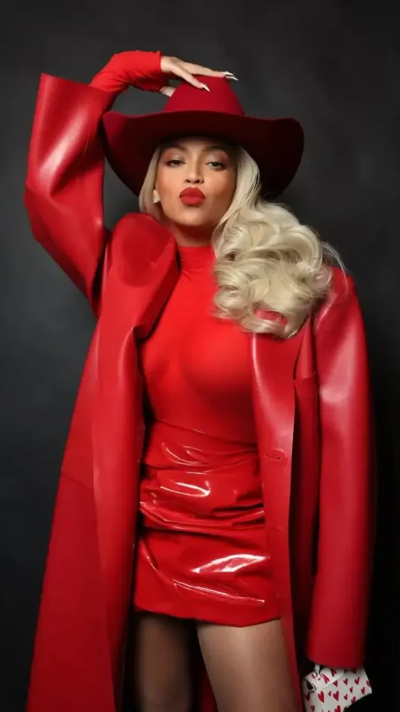 Estilo country de Beyoncé: chapéu Stetson vermelho, top e saia vermelho, casaco de látex vermelho.