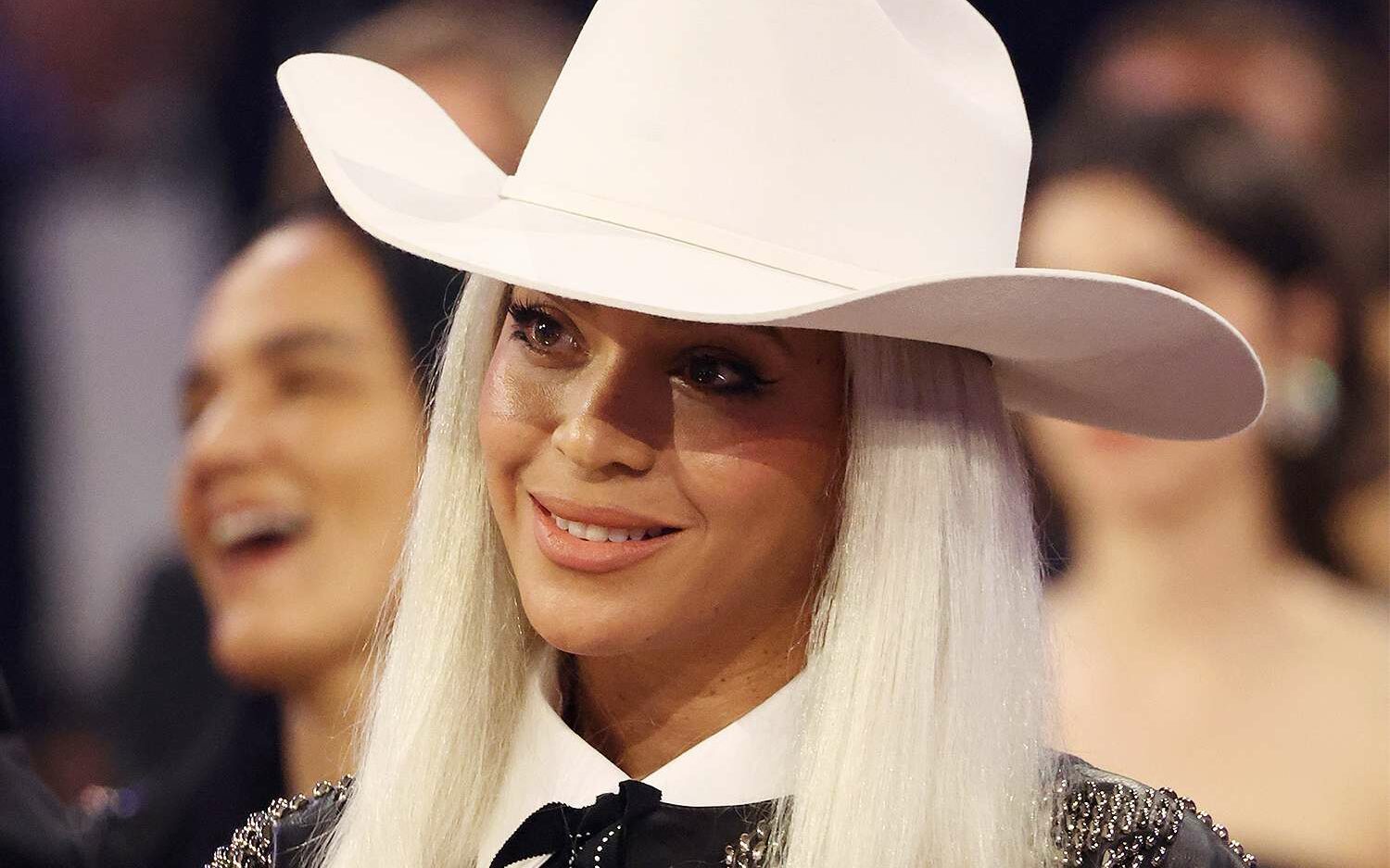 Beyoncé no Grammy 2024, usando chapéu de cowboy branco.