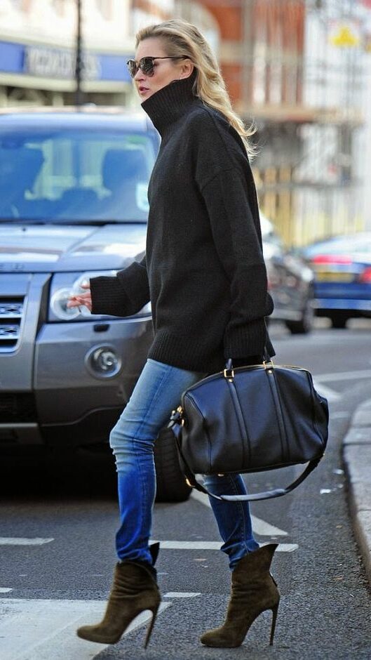 Kate Moss usando bolsa preta média.