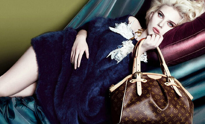 Scarlett Johansson posa para campanha segurando Bolsa Louis Vuitton Tivoli GM Monograma.