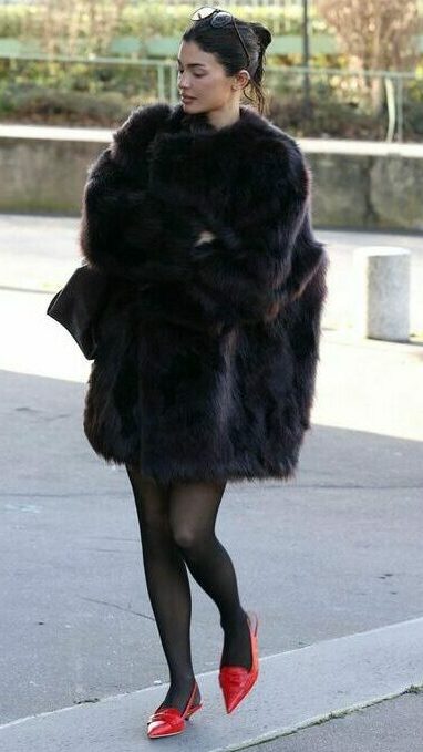 Kylie Jenner passeia com look e sapato Outono 2024: kitten heels, ou saltos baixos.